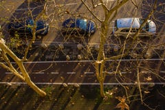 Het stadsleven in de winterzonlicht, Milaan, Italië royalty-vrije stock foto Het stadsleven in de winterzonlicht, Milaan, Italië royalty-vrije stock foto