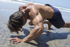 Het sterke mens intens doen draagt kruipt strandtraining royalty-vrije stock fotografie Het sterke mens intens doen draagt kruipt strandtraining royalty-vrije stock fotografie