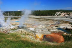 Het stomen van pool van Geisers in Yellowstone royalty-vrije stock foto Het stomen van pool van Geisers in Yellowstone royalty-vrije stock foto