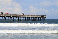 Het Strand en de Pijler van Jacksonville Florida royalty-vrije stock foto Het Strand en de Pijler van Jacksonville Florida royalty-vrije stock foto