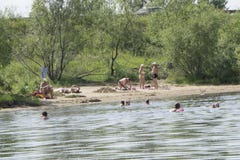 Het strand met het zonnebaden van mensen Rusland Berezniki 21 Juli, 2017: royalty-vrije stock foto's Het strand met het zonnebaden van mensen Rusland Berezniki 21 Juli, 2017: royalty-vrije stock foto's