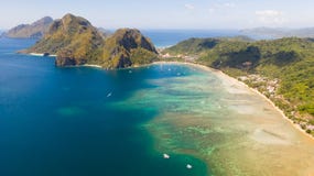 Het Strand van Corongcorong, Gr Nido, Palawan, Filippijnen, mening van hierboven stock foto's Het Strand van Corongcorong, Gr Nido, Palawan, Filippijnen, mening van hierboven stock foto's