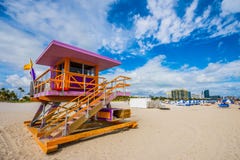 Het Strandbadmeester Stand van Miami in de zonneschijn van Florida stock foto's Het Strandbadmeester Stand van Miami in de zonneschijn van Florida stock foto's