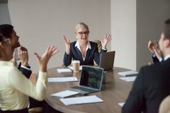 Het succesvolle gemotiveerde raads uitvoerende team opheffen overhandigt het vieren bedrijfssucces stock afbeelding Het succesvolle gemotiveerde raads uitvoerende team opheffen overhandigt het vieren bedrijfssucces stock afbeelding