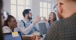 Het succesvolle jonge zakenman spreken op de creatieve multi-etnische vergadering van het bureauteam, vrouwelijke leider luistert stock videobeelden Het succesvolle jonge zakenman spreken op de creatieve multi-etnische vergadering van het bureauteam, vrouwelijke leider luistert stock videobeelden