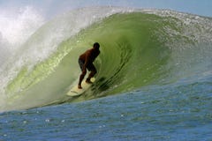 Het surfen van de Buis in Hawaï royalty-vrije stock afbeeldingen Het surfen van de Buis in Hawaï royalty-vrije stock afbeeldingen