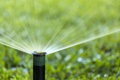 Het systeemnevel van de tuinirrigatie het water geven gazon Royalty-vrije Stock Foto's Het systeemnevel van de tuinirrigatie het water geven gazon Royalty-vrije Stock Foto's