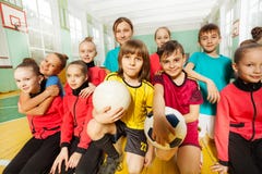 Het team die van het kinderen` s voetbal pret samen in gymnastiek hebben stock fotografie Het team die van het kinderen` s voetbal pret samen in gymnastiek hebben stock fotografie