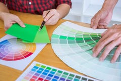 Het team van Creatieve grafische ontwerpervergadering die aan nieuw project werken, kiest selectiekleur en het trekken op grafiek stock fotografie Het team van Creatieve grafische ontwerpervergadering die aan nieuw project werken, kiest selectiekleur en het trekken op grafiek stock fotografie