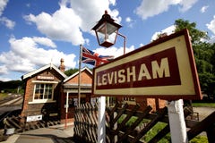 Het teken van de Levishampost op het Noorden Yorks legt uitstekende spoorweg vast stock fotografie Het teken van de Levishampost op het Noorden Yorks legt uitstekende spoorweg vast stock fotografie