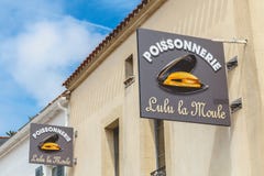 Het teken van een vis winkelt of het wordt geschreven in het Frans - vishandelaar Lulu stock fotografie Het teken van een vis winkelt of het wordt geschreven in het Frans - vishandelaar Lulu stock fotografie