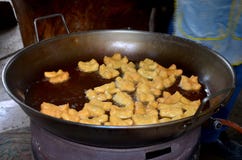 Het Thaise mensen gefrituurd koken doughstick of Youtiao royalty-vrije stock foto Het Thaise mensen gefrituurd koken doughstick of Youtiao royalty-vrije stock foto