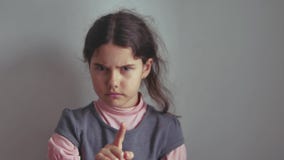 Het tienermeisje die haar schudden leidt geen gebaar van het vingergebaar is geen ontkenning, de emotie stock videobeelden Het tienermeisje die haar schudden leidt geen gebaar van het vingergebaar is geen ontkenning, de emotie stock videobeelden