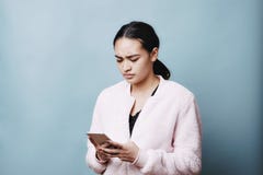 Het tienerwijfje reageert in Woede op Haar Celtelefoon Texting royalty-vrije stock fotografie Het tienerwijfje reageert in Woede op Haar Celtelefoon Texting royalty-vrije stock fotografie