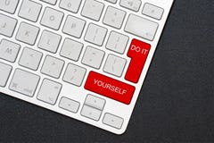 Het toetsenbord doet het zelf op de zwarte achtergrond stock afbeelding Het toetsenbord doet het zelf op de zwarte achtergrond stock afbeelding