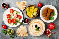 Het traditionele diner van het Middenoosten Authentieke Arabische keuken Het voedsel van de Mezepartij De hoogste vlakke mening, Stock Afbeeldingen Het traditionele diner van het Middenoosten Authentieke Arabische keuken Het voedsel van de Mezepartij De hoogste vlakke mening, Stock Afbeeldingen