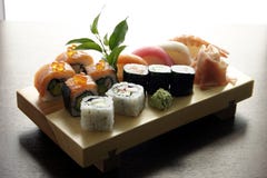 Het traditionele Japanse voedsel van sushi stock fotografie Het traditionele Japanse voedsel van sushi stock fotografie