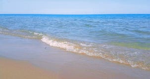 Het tropische Caraïbische strandoverzees met gouden zand, de vakantie onder blauwe hemel en de oceaan, ontspannen en reizen conce stock videobeelden Het tropische Caraïbische strandoverzees met gouden zand, de vakantie onder blauwe hemel en de oceaan, ontspannen en reizen conce stock videobeelden