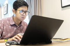 Het type van bedrijf dat werknemers om thuis in plaats van het werken bij het bedrijf toestaat te werken stock afbeelding Het type van bedrijf dat werknemers om thuis in plaats van het werken bij het bedrijf toestaat te werken stock afbeelding