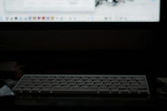 Het typen op toetsenbord toetsenbord desktop werkplaats het werk aangaande nacht stock foto's Het typen op toetsenbord toetsenbord desktop werkplaats het werk aangaande nacht stock foto's