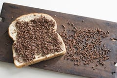 Het typische ontbijt in Nederland met bruine brood en chocolade bestrooit, hagelslag royalty-vrije stock afbeeldingen Het typische ontbijt in Nederland met bruine brood en chocolade bestrooit, hagelslag royalty-vrije stock afbeeldingen