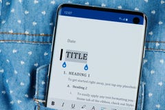 Het uitgeven van tekst in microsoft wereldbureau op smartphone royalty-vrije stock foto's Het uitgeven van tekst in microsoft wereldbureau op smartphone royalty-vrije stock foto's
