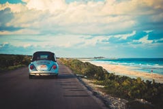 Het uitstekende auto drijven door het strand royalty-vrije stock foto's Het uitstekende auto drijven door het strand royalty-vrije stock foto's