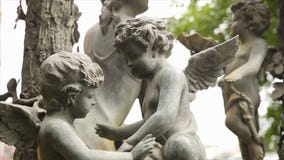 Het uitstekende close-up van het tuinstandbeeld Slaapengel bij de Begraafplaats van La Recoleta in Buenos aires Tuinbeeldhouwwerk stock fotografie Het uitstekende close-up van het tuinstandbeeld Slaapengel bij de Begraafplaats van La Recoleta in Buenos aires Tuinbeeldhouwwerk stock fotografie
