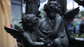 Het uitstekende close-up van het tuinstandbeeld Slaapengel bij de Begraafplaats van La Recoleta in Buenos aires Tuinbeeldhouwwerk stock afbeeldingen Het uitstekende close-up van het tuinstandbeeld Slaapengel bij de Begraafplaats van La Recoleta in Buenos aires Tuinbeeldhouwwerk stock afbeeldingen