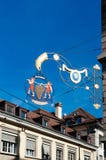 Het uitstekende teken van het stijl artisanale restaurant tegen blauwe hemel in Montreux royalty-vrije stock fotografie Het uitstekende teken van het stijl artisanale restaurant tegen blauwe hemel in Montreux royalty-vrije stock fotografie