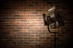 Het uitstekende theater/filmvleklicht concentreerde zich op een bakstenen muurachtergrond royalty-vrije stock afbeelding Het uitstekende theater/filmvleklicht concentreerde zich op een bakstenen muurachtergrond royalty-vrije stock afbeelding