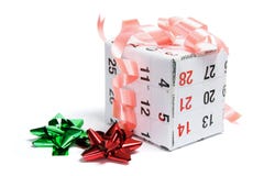 Het Vakje van de gift dat met de Pagina van de Kalender wordt verpakt royalty-vrije stock foto's Het Vakje van de gift dat met de Pagina van de Kalender wordt verpakt royalty-vrije stock foto's