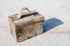 Het valse houten geval maakte met een blok en een textielhandvat vast met spijkers Royalty-vrije Stock Foto's Het valse houten geval maakte met een blok en een textielhandvat vast met spijkers Royalty-vrije Stock Foto's