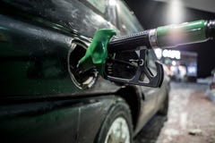 Het van brandstof voorzien van pijpen bij benzinestation stock afbeeldingen Het van brandstof voorzien van pijpen bij benzinestation stock afbeeldingen