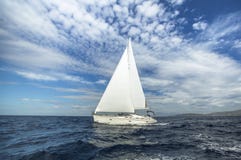 Het varen in de ochtend Luxejacht Reis stock afbeeldingen Het varen in de ochtend Luxejacht Reis stock afbeeldingen