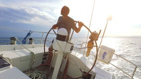 Het varen op zeilboot stock videobeelden Het varen op zeilboot stock videobeelden