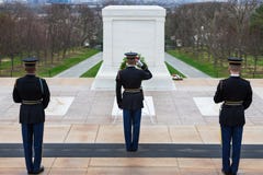 Het veranderen van de Wacht bij Graf van Unknowns, de Nationale Begraafplaats van Arlington, Washington DC, de V.S. royalty-vrije stock afbeeldingen Het veranderen van de Wacht bij Graf van Unknowns, de Nationale Begraafplaats van Arlington, Washington DC, de V.S. royalty-vrije stock afbeeldingen