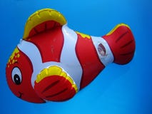 Het verbazende stuk speelgoed van clownvissen in het diepe blauwe macrobehang van het poolwater royalty-vrije stock afbeelding Het verbazende stuk speelgoed van clownvissen in het diepe blauwe macrobehang van het poolwater royalty-vrije stock afbeelding