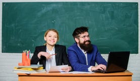 Het verbeteren van door onderwijs Administratie Het leven van het bureau zakenman en gelukkige secretaresse laptop van het bedrij royalty-vrije stock foto Het verbeteren van door onderwijs Administratie Het leven van het bureau zakenman en gelukkige secretaresse laptop van het bedrij royalty-vrije stock foto
