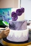 Het verfraaien van de kleuring van de huwelijkscake door borstel royalty-vrije stock afbeeldingen Het verfraaien van de kleuring van de huwelijkscake door borstel royalty-vrije stock afbeeldingen