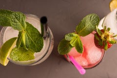 Het verfrissen zich, het stimuleren Mahito die van aardbei, kalk, rum wordt gemaakt royalty-vrije stock foto's Het verfrissen zich, het stimuleren Mahito die van aardbei, kalk, rum wordt gemaakt royalty-vrije stock foto's