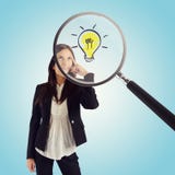 Het vergrootglas onderzoekt het idee van een jonge onderneemster stock afbeelding Het vergrootglas onderzoekt het idee van een jonge onderneemster stock afbeelding