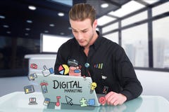 Het vergrootglas van de zakenmanholding terwijl digitale marketing op laptop stock foto's Het vergrootglas van de zakenmanholding terwijl digitale marketing op laptop stock foto's