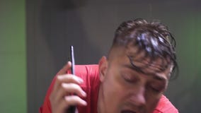 Het vermoeide het zweten rood t-shirted de mens doet cardio en spreekt op telefoon stock video Het vermoeide het zweten rood t-shirted de mens doet cardio en spreekt op telefoon stock video