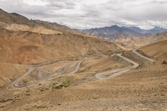 Het vervoer op afgelegen gebied in Lamayuru landt, Ladakh, Jamm op de maan royalty-vrije stock foto's Het vervoer op afgelegen gebied in Lamayuru landt, Ladakh, Jamm op de maan royalty-vrije stock foto's