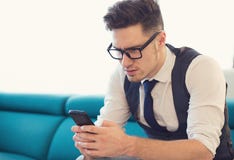 Het verwarde bericht van de mensenlezing op smartphone stock foto's Het verwarde bericht van de mensenlezing op smartphone stock foto's