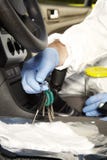 Het verzamelen van geursporen door criminoloog van autosleutels stock foto's Het verzamelen van geursporen door criminoloog van autosleutels stock foto's