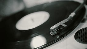 Het vinylverslag spinnen op uitstekende fonograaf, het oude muziek spelen bij retro partij stock videobeelden Het vinylverslag spinnen op uitstekende fonograaf, het oude muziek spelen bij retro partij stock videobeelden