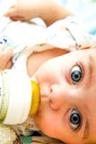 Het voeden van de baby royalty-vrije stock afbeeldingen Het voeden van de baby royalty-vrije stock afbeeldingen