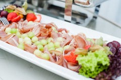 Het voedsel van de huwelijkscatering, buffetlijst stock fotografie Het voedsel van de huwelijkscatering, buffetlijst stock fotografie